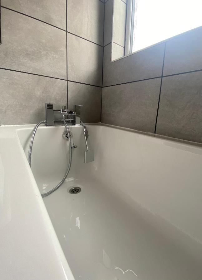 Modern 2 Bed Apartment & Free Parking Кентърбъри Екстериор снимка