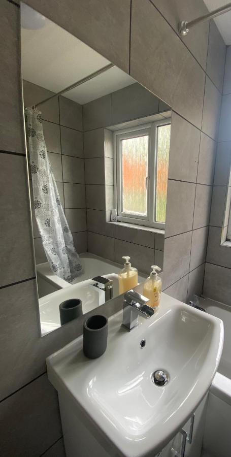 Modern 2 Bed Apartment & Free Parking Кентърбъри Екстериор снимка